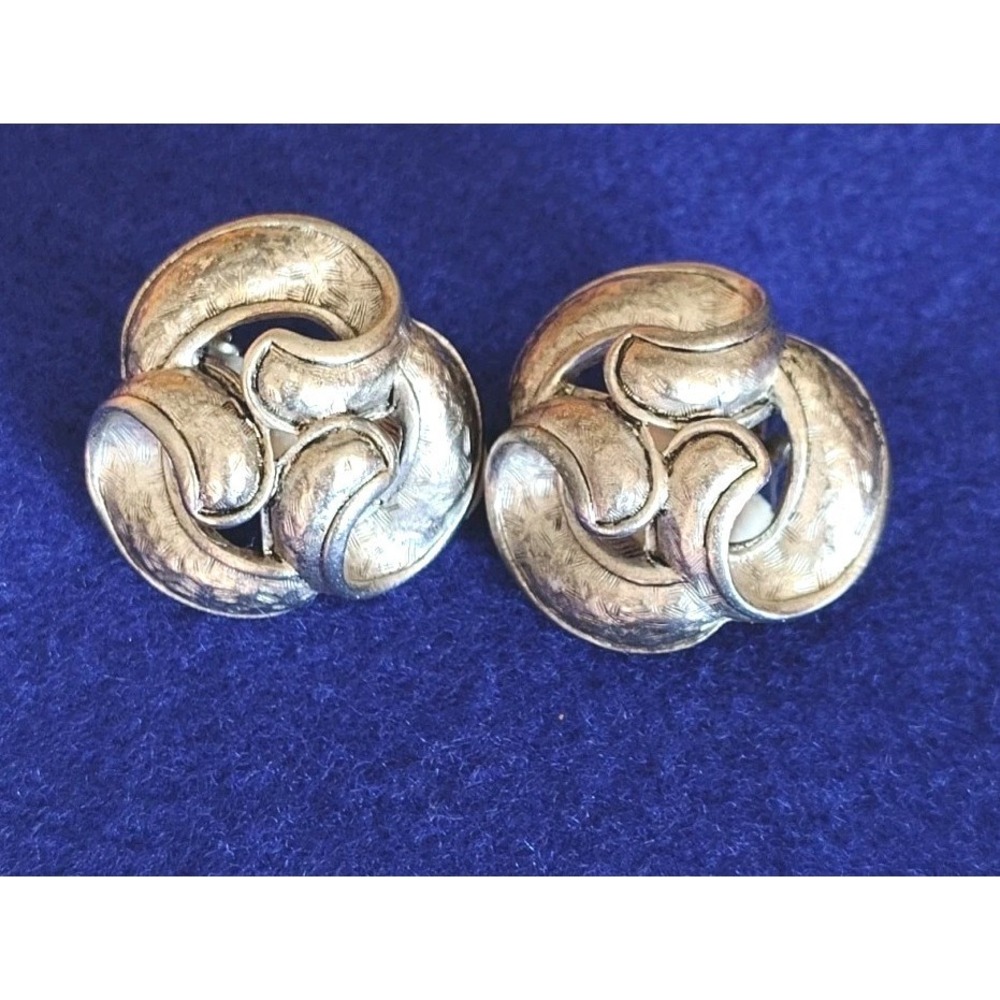 OSCAR DE LA RENTA Vtg Swirl Knot Silver Tone Finely Etched Clip On Earrings 1"